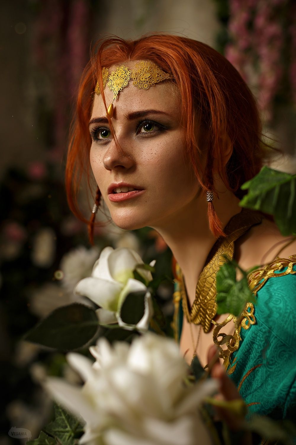 Косплей на Трисс Меригольд в бирюзовом платье с декольте из DLC к The Witcher 3: Wild Hunt. Косплеер: Sokol. Фотограф: VESANIA. Источник: vk.com/sokol_cosplay