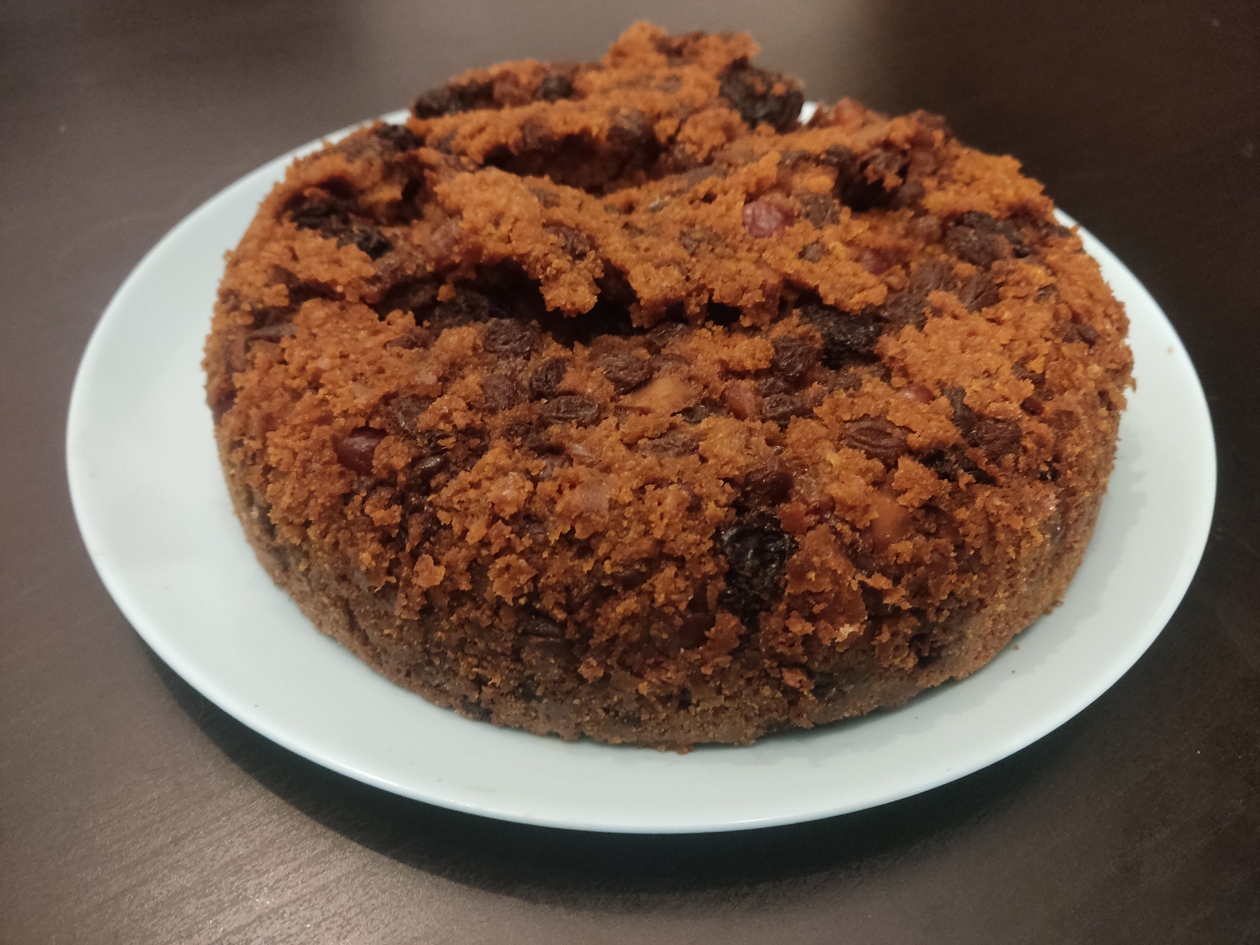 Я старался извлечь пудинг из формы максимально аккуратно, но он отказался выходить добровольно. Пришлось применить силу.