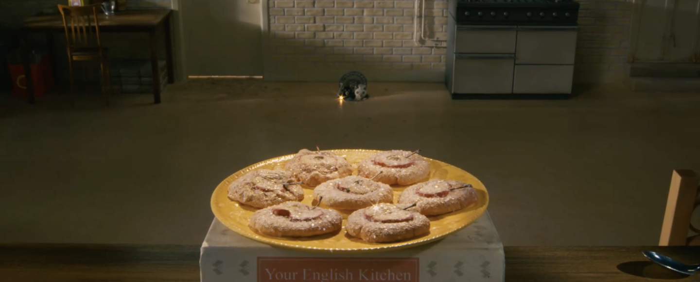 Многозначительная еда в кино — что скрывают жареные голуби и розовые пирожные в фильмах Уэса Андерсона