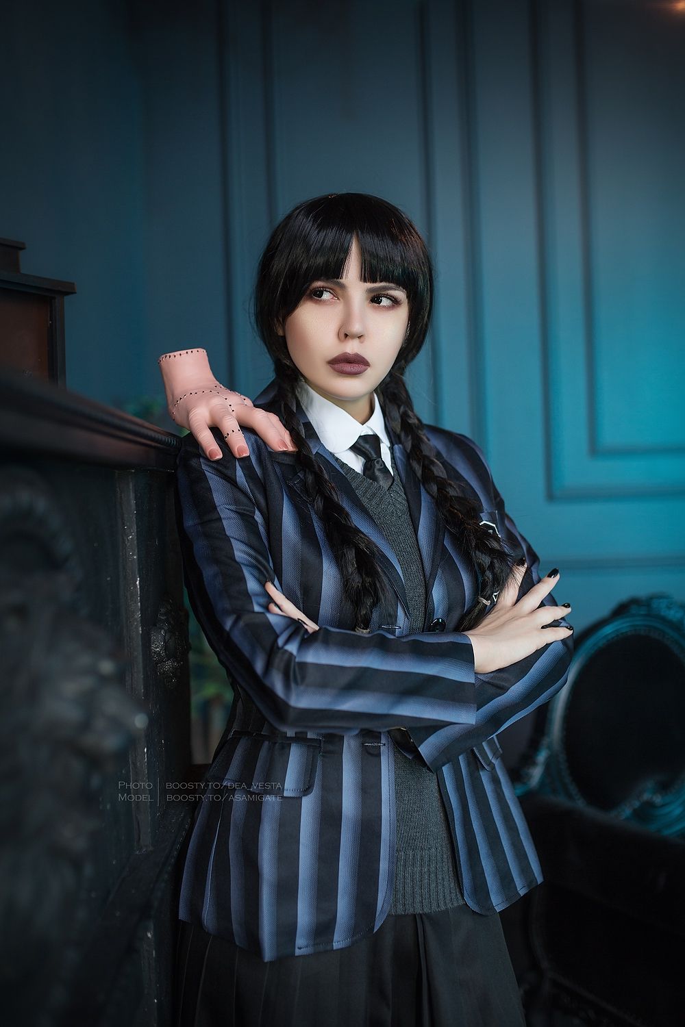 Косплей на Уэнсдэй. Источник: «ВКонтакте». Косплеер: Asami Gate Ӏ Cosplay. Фотограф: Светлана Богачева. Источник: vk.com/club127120801