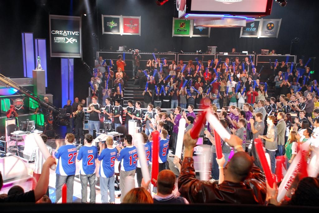 Зал с фанатами (или массовкой) на CGS 2007: World Championship | Источник: Championship Gaming Series
