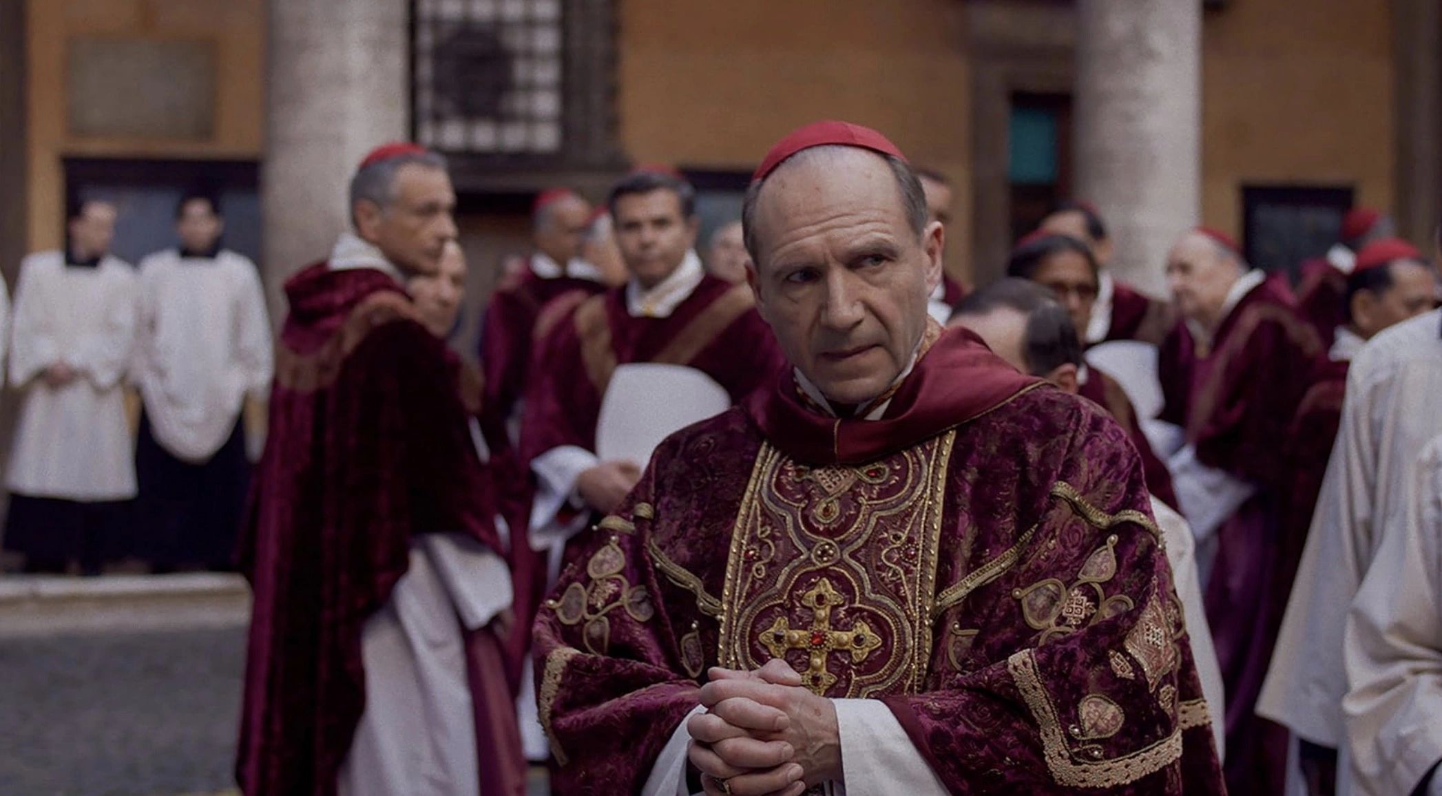 Рэйф Файнс в фильме «Конклав»