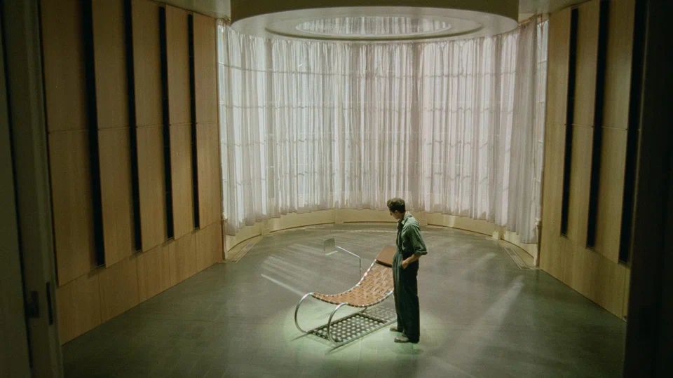 Библиотека авторства Ласло Тота. Кадр из фильма «Бруталист» 