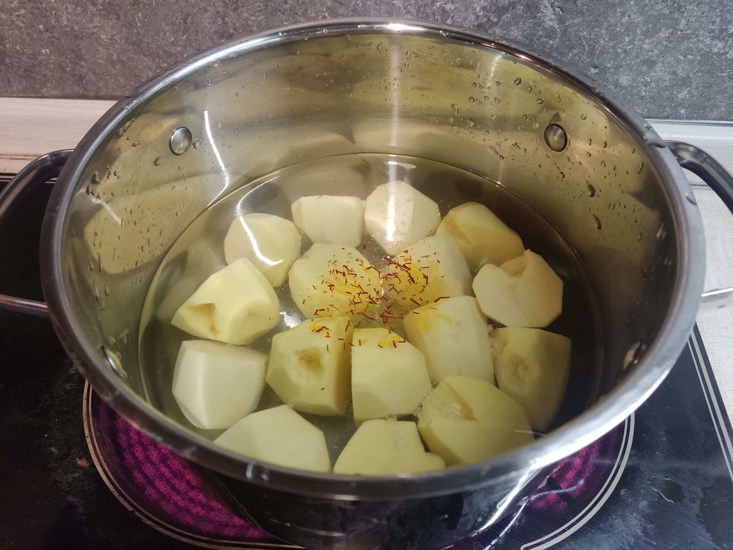 Никогда раньше не использовал шафран. Да ещё и так расточительно — можно было и куркумы сыпануть для цвета!