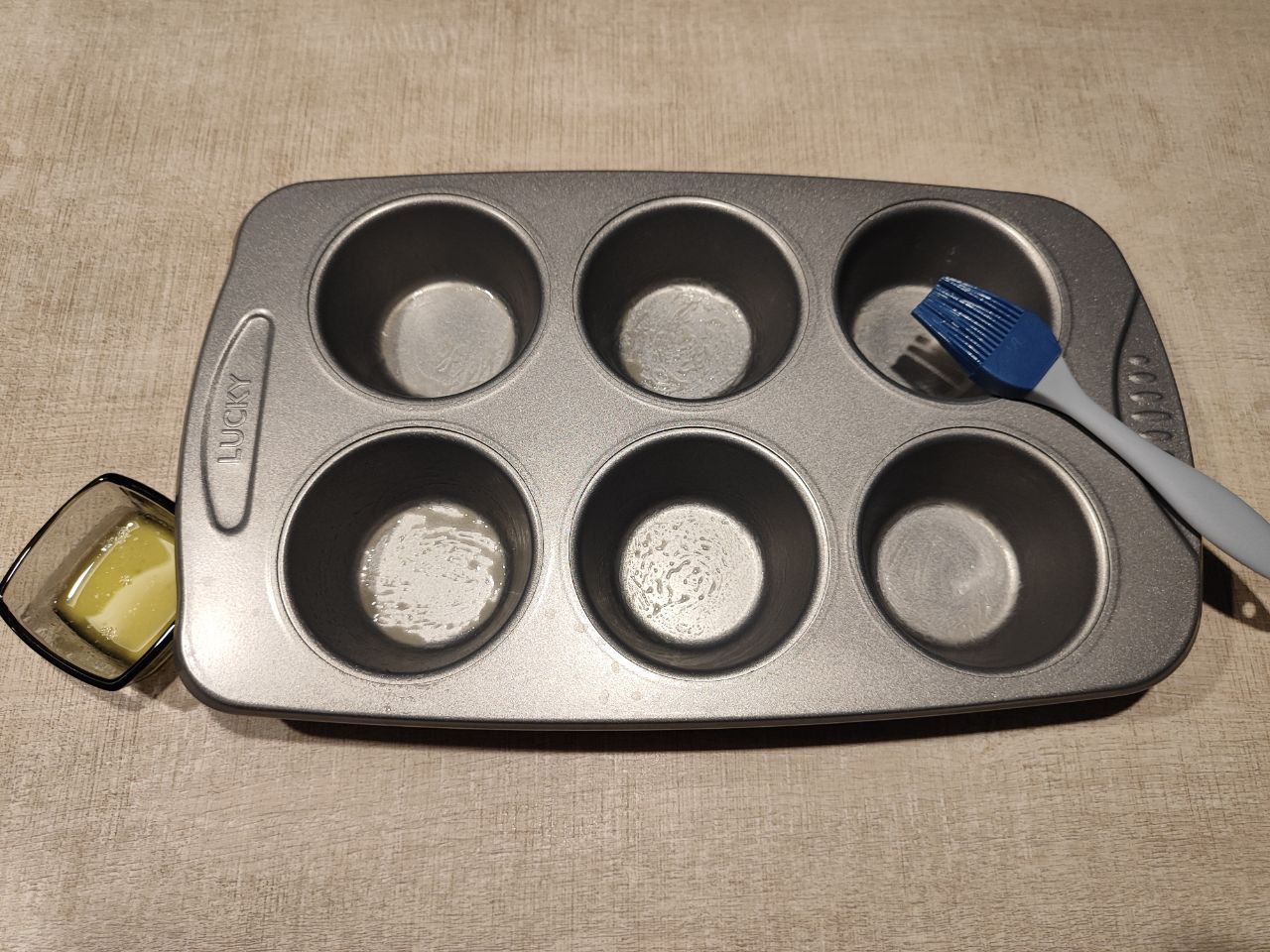 Pro-tip: смажьте сливочным маслом, присыпьте мукой, затем вытряхните муку — получите куда более стабильное покрытие. «Французская рубашка» называется.