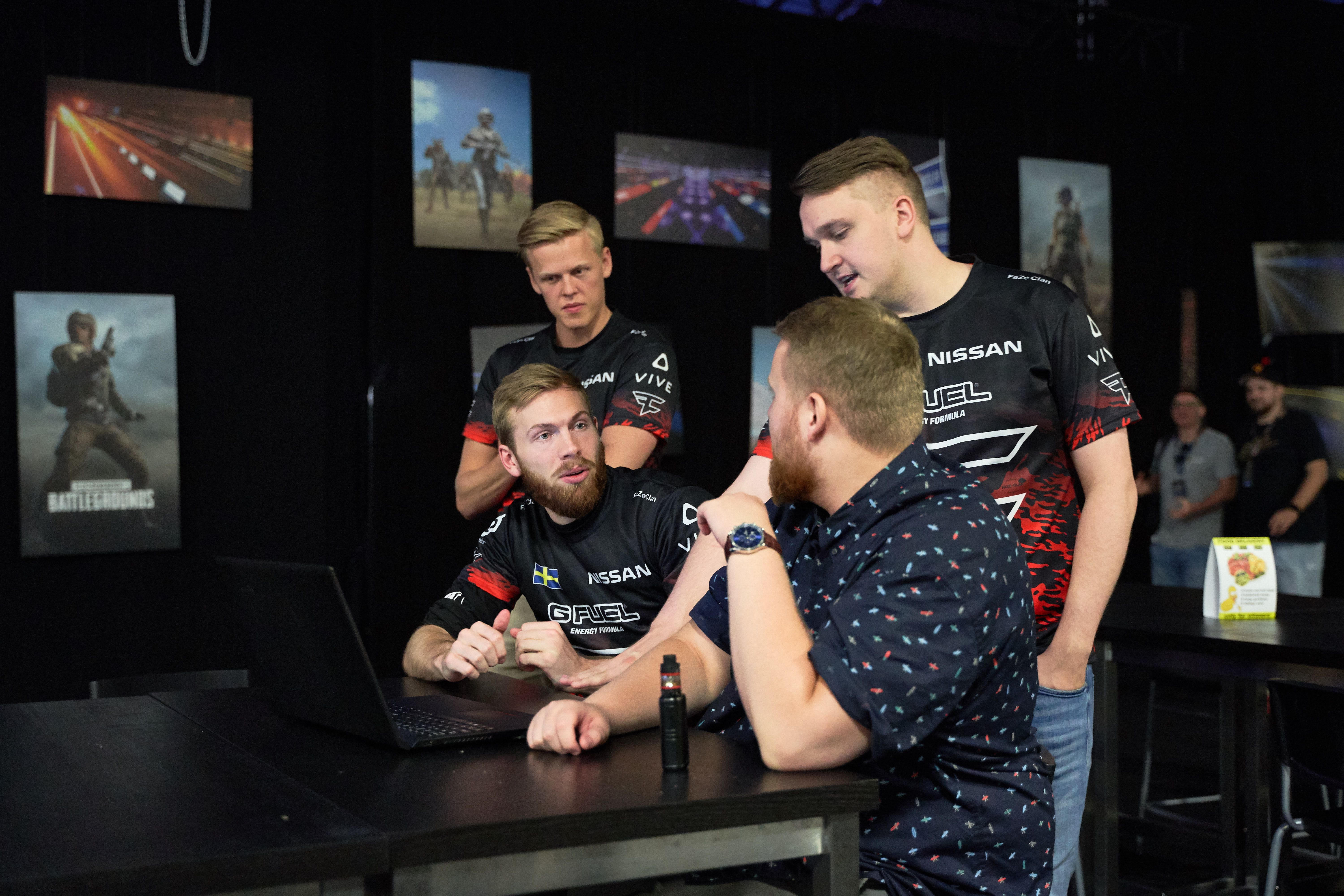 Вязко и аккуратно продвигайся к краю зоны, подходи под команды, но не спеши, обседай врага широким сплитом, жди ошибки и сразу за первым фрагом включай настоящих фейз с урагаными пушами и хладнокровной командной работой