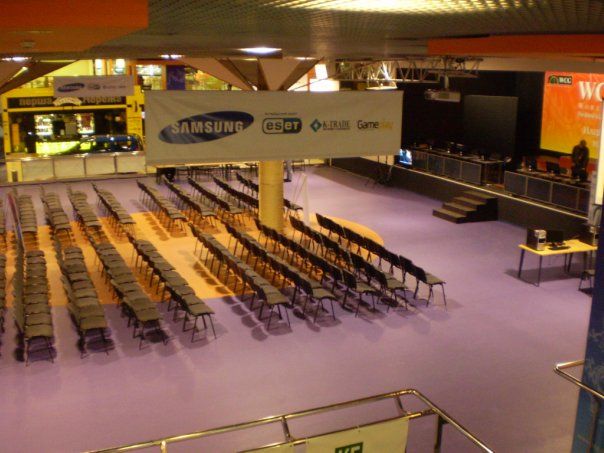 Зрительный зал перед сценой