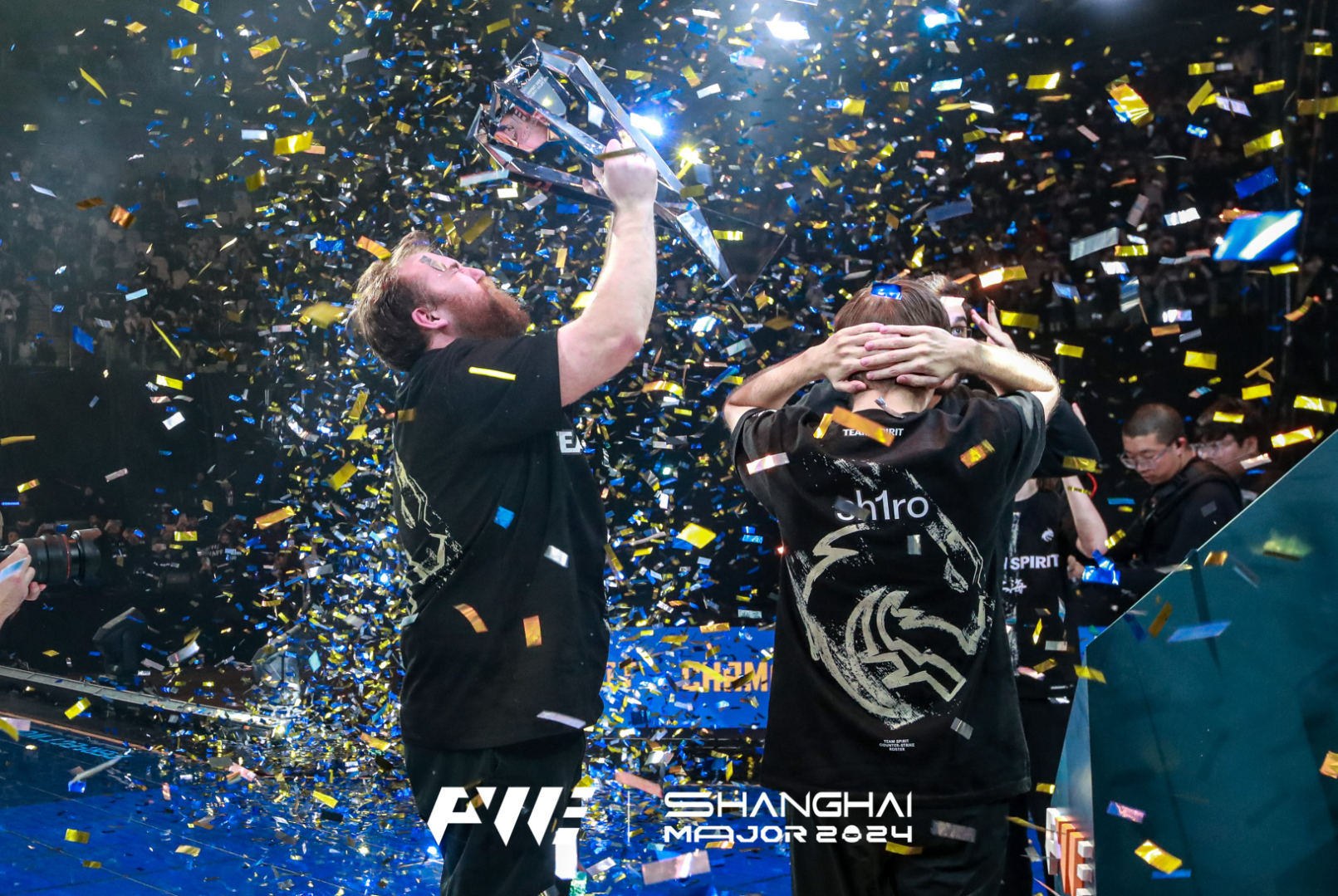 Chopper с кубком Perfect World Shanghai Major 2024 | Источник: страница Perfect World в X