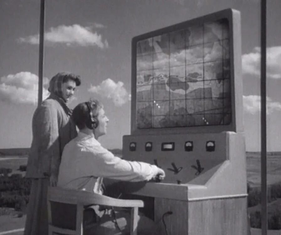 Быть может, в скором времени мир увидит усовершенствованную реализацию технологий из к/ф «Дело было в Пенькове» и киберспортсмены смогут управлять военной техникой дистанционно, с больших мониторов, видя поле боя сверху