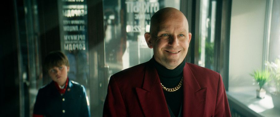 Один новый русский спрашивает другого:
— Ты где и почем этот галстук купил?
— За тысячу долларов в Париже.
— Вот дебил, надо было в Лондон ехать, там точно такие же по две тысячи продаются.
Кадр из фильма «Герои анекдотов»