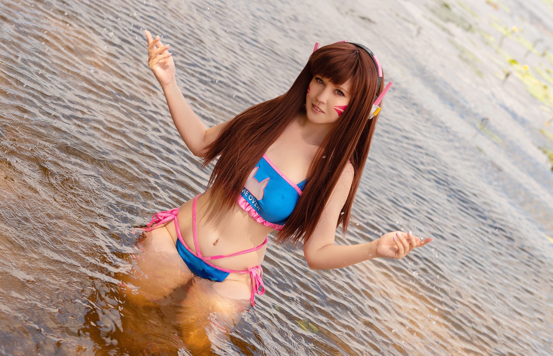Пляжный косплей на D.Va из Overwatch. Косплеер: Rini. Фотограф: del photo. Источник: vk.com/rini.cosplay
