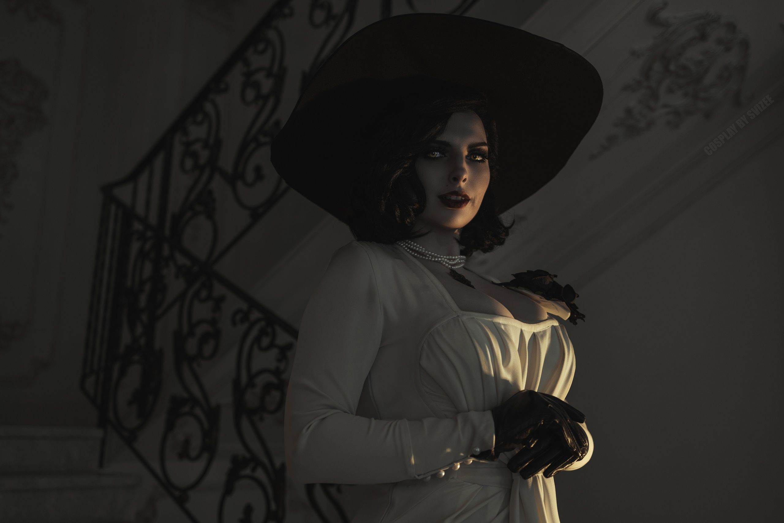 Сногсшибательный косплей на Леди Димитреску из Resident Evil Village. Косплеер: Svizee. Фотограф: Ekaterina Morpheeva Photography. Источник: vk.com/cospsvizee