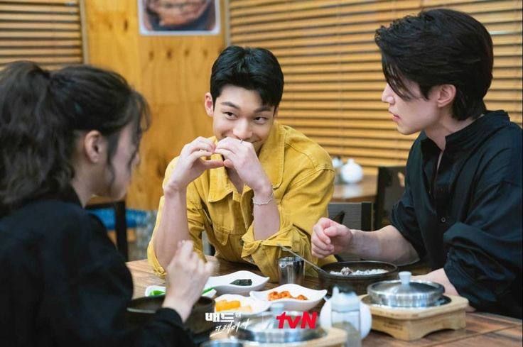 Кадр из дорамы «Плохой и сумасшедший», в которой как раз проглядывается история драматичного бэкапа — девушка влюбляется в парня с раздвоением личности
