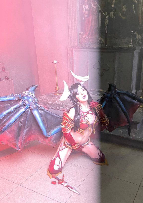 Косплей на Queen of Pain из Dota 2. Косплеер: Ирис Фёдорова. Фотограф: Torati photo. Источник: vk.com/cosplayiris