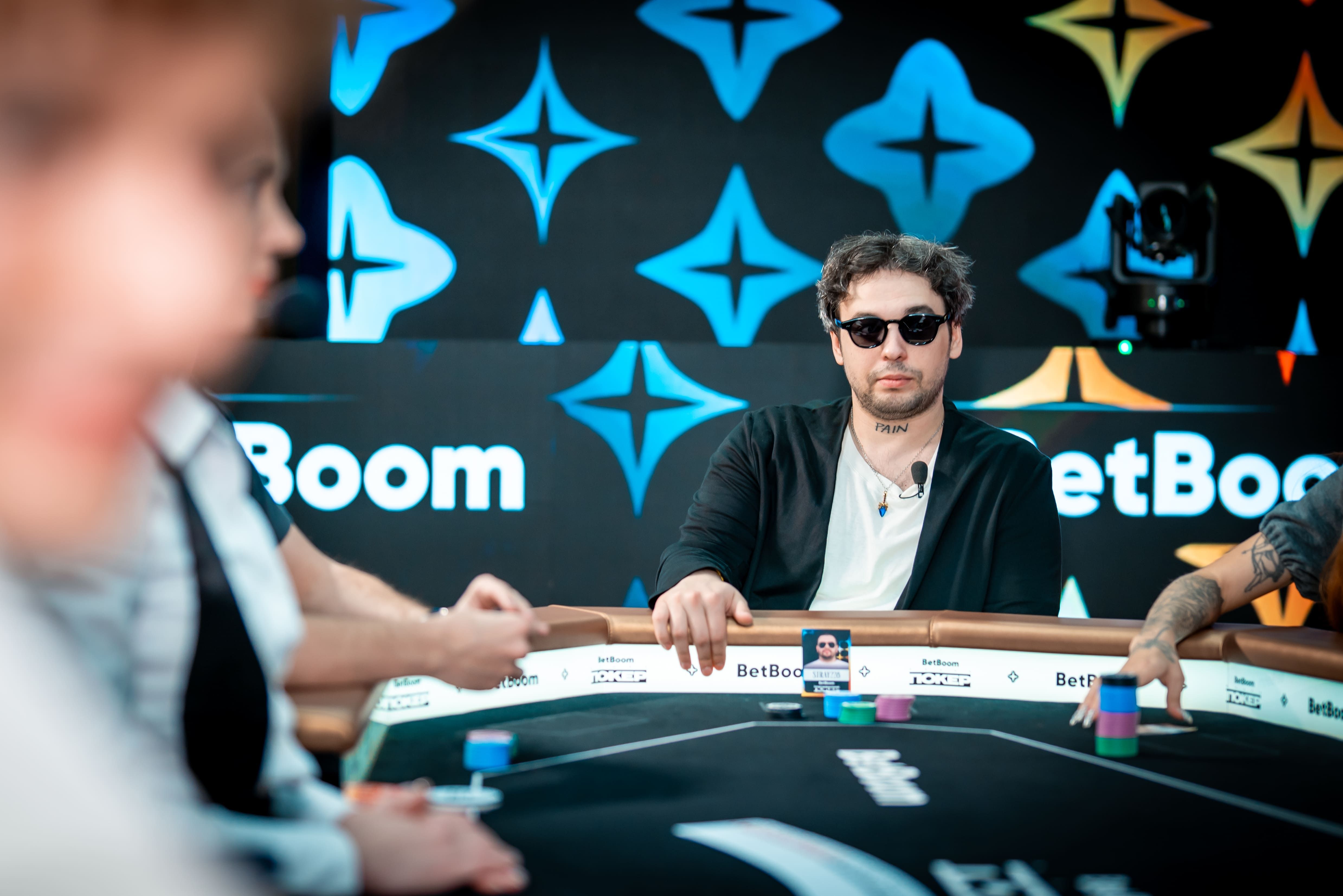 Vovapain на BetBoom Медиа Покере думает, что оппонентам не доедет | Фото: BetBoom