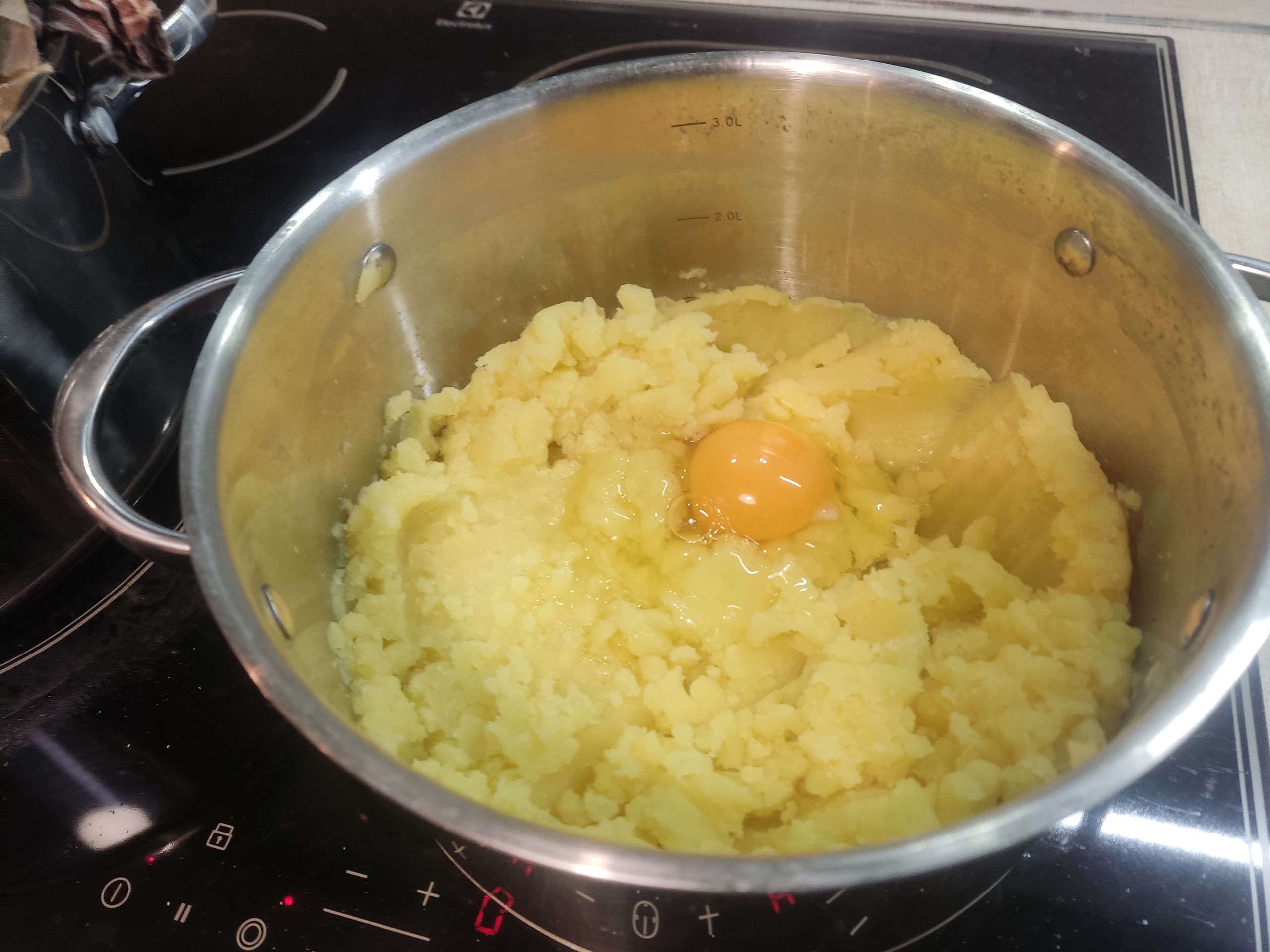 В первый раз — во время готовки, у меня на это уходит часов 5-6.