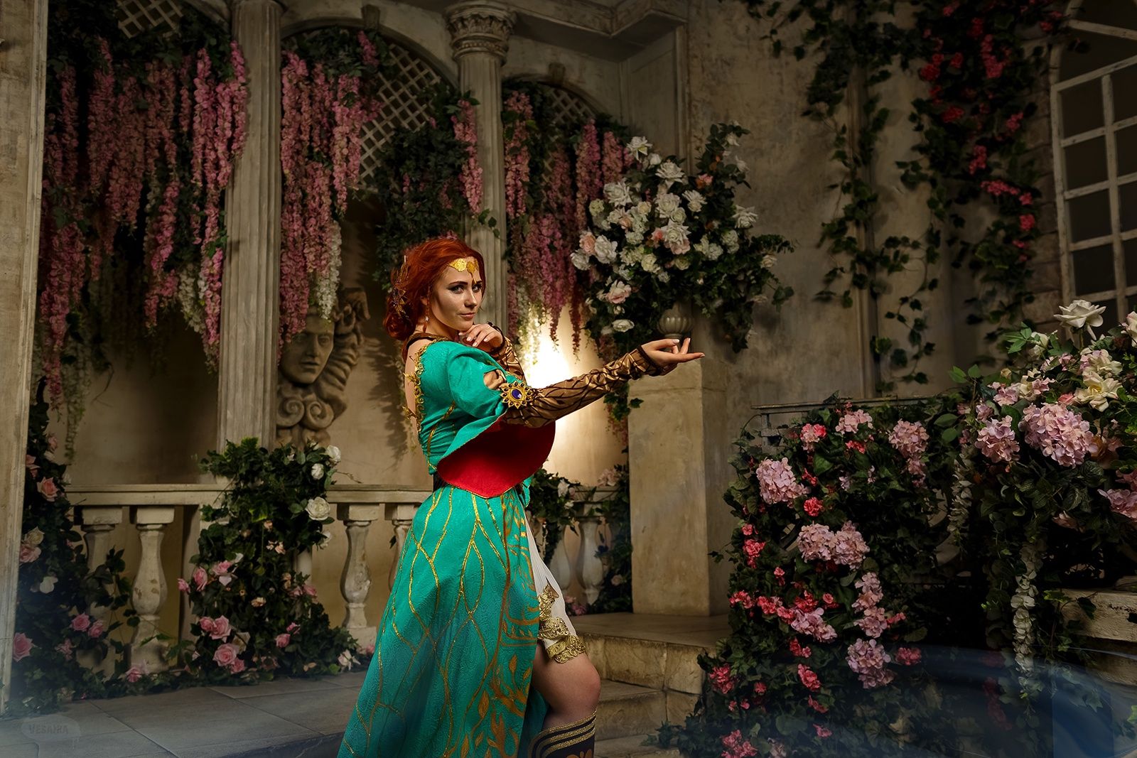 Косплей на Трисс Меригольд в бирюзовом платье с декольте из DLC к The Witcher 3: Wild Hunt. Косплеер: Sokol. Фотограф: VESANIA. Источник: vk.com/sokol_cosplay