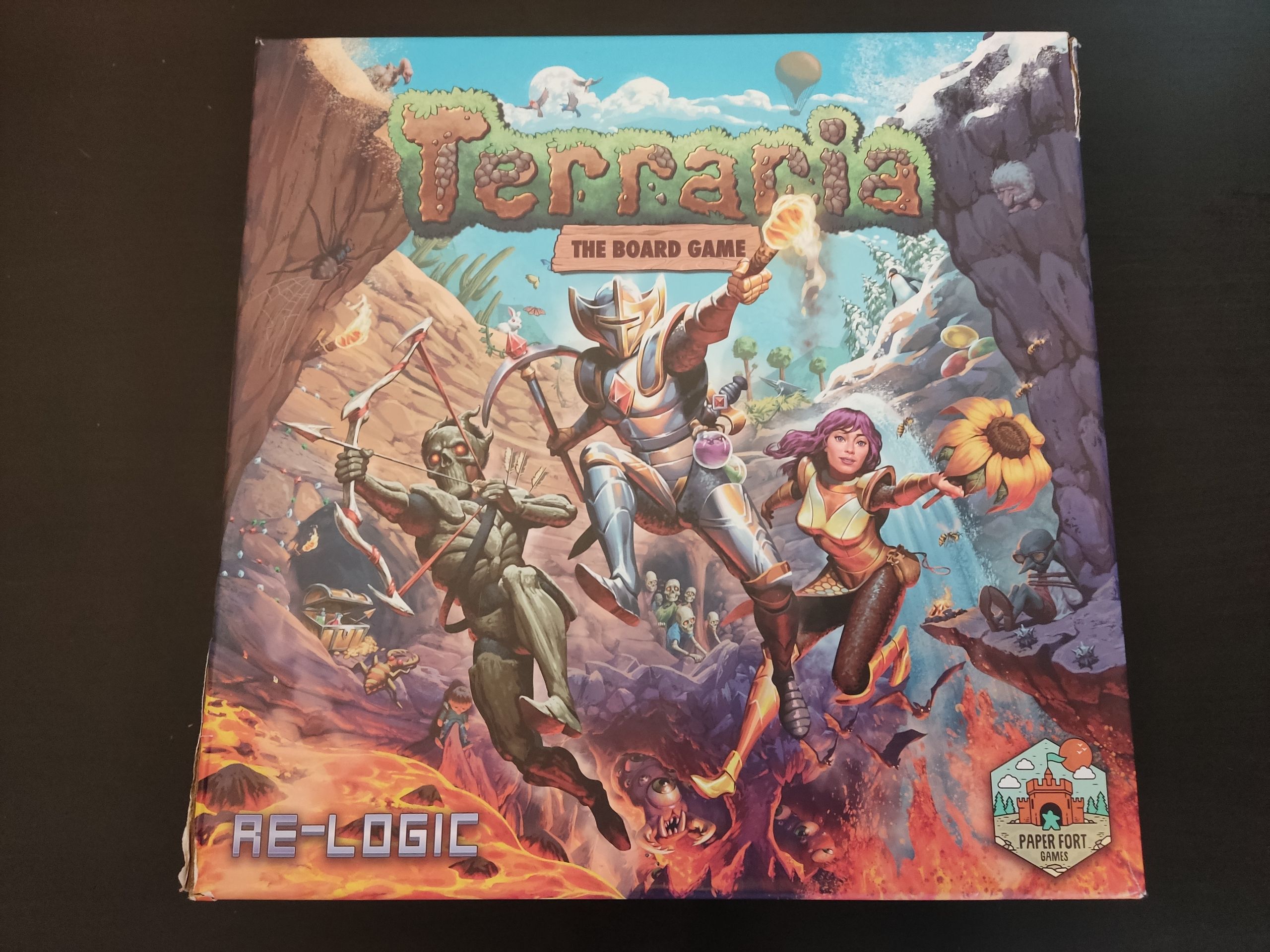 Коробка в не самом свежем состоянии, потому что ещё до меня неоднократно побывала в гостях и наверняка преодолела огромные расстояния. Таковы реалии обзоров настольных игр: коробка одна на всех блогеров и пока без перевода.