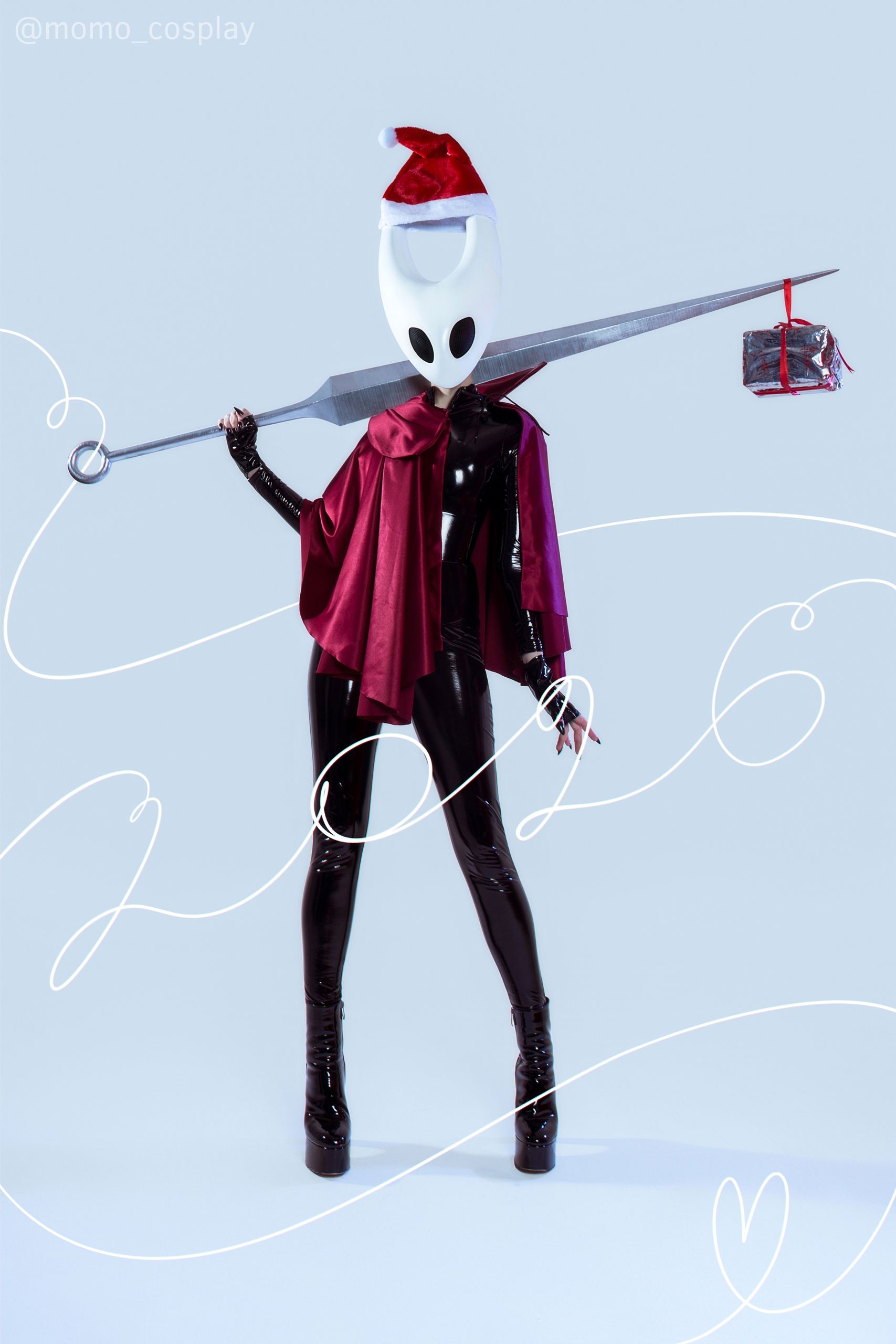 Новогодний косплей на Хорнет из игры Hollow Knight: Silksong. Косплеер: Юлия Momo Юракова. Источник: vk.com/momo_cosplay