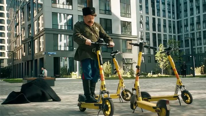 Петька по гарнизону идет грустный-прегрустный. Чапаев спрашивает:
— Че случилось, Петька?
— Василий Иванович, Анка — провокатор!
— Не может быть, Петька, с чего ты взял?
— Иду я мимо бани, а оттуда Анка высовывается и рукой машет. Влетаю я в баню раздетый, а у них там партийное собрание.
Кадр из фильма «Герои анекдотов»