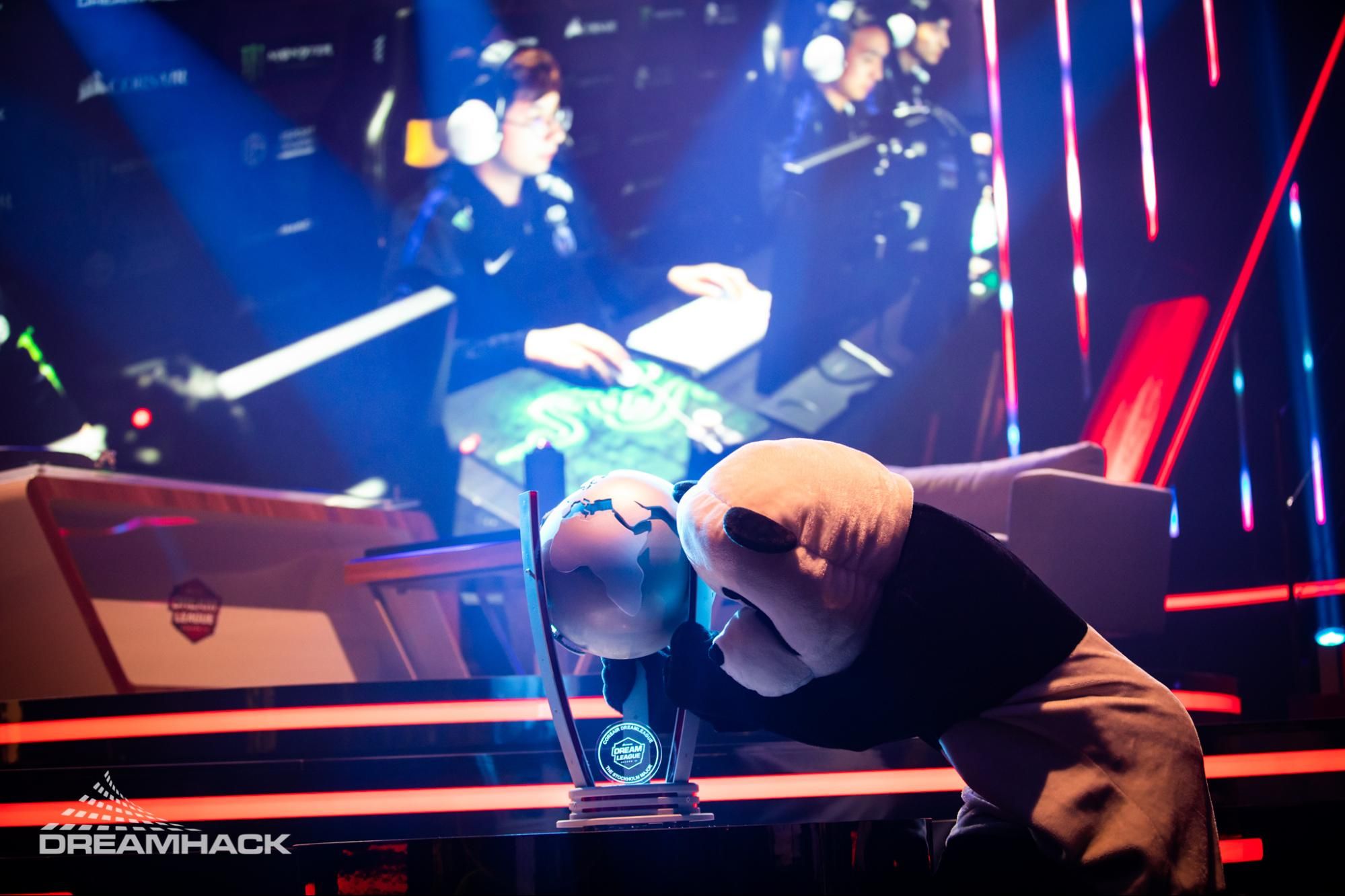 После 10-го сезона DreamLeague Панда превратилась в неофициального маскота турнира. Фото: Adela Sznajder, DreamHack