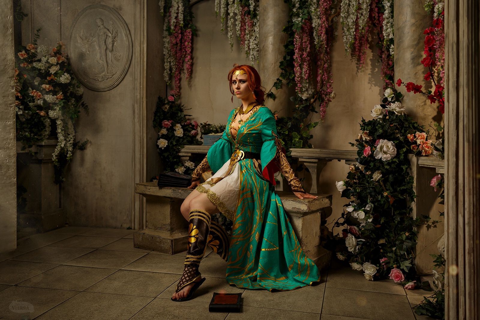 Косплей на Трисс Меригольд в бирюзовом платье с декольте из DLC к The Witcher 3: Wild Hunt. Косплеер: Sokol. Фотограф: VESANIA. Источник: vk.com/sokol_cosplay