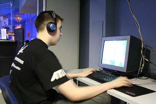 «Его главный плюс был, наверное, в том, что он был юн, в отличие от нас всех, и играл на энтузиазме, как я в свое лучшее время. Когда игра нравилась и хотелось побед ради победы, а не ради денег.Он ведь, когда уже почти никто не играл, продолжал тренироваться по 8++ часов в день. Молодость, азарт, амбиции и желание победить, как у всех в его годы.», – Александр "bigman"Доценко.