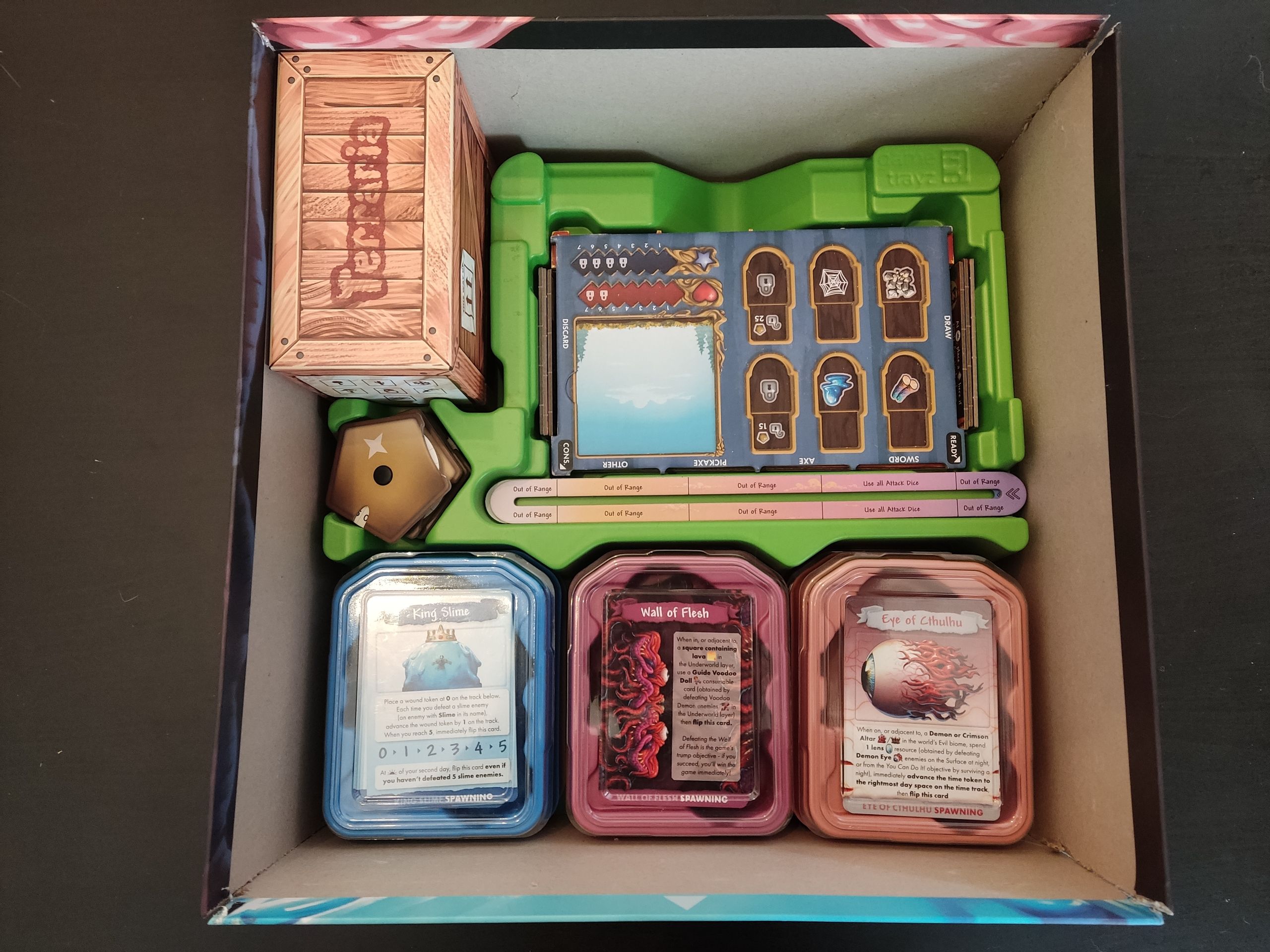 Я распаковал так много настолок, что искренне кайфую от хороших органайзеров, с которыми не приходится гадать, куда положить компоненты, поместятся ли в коробку все карты в протекторах и так далее.