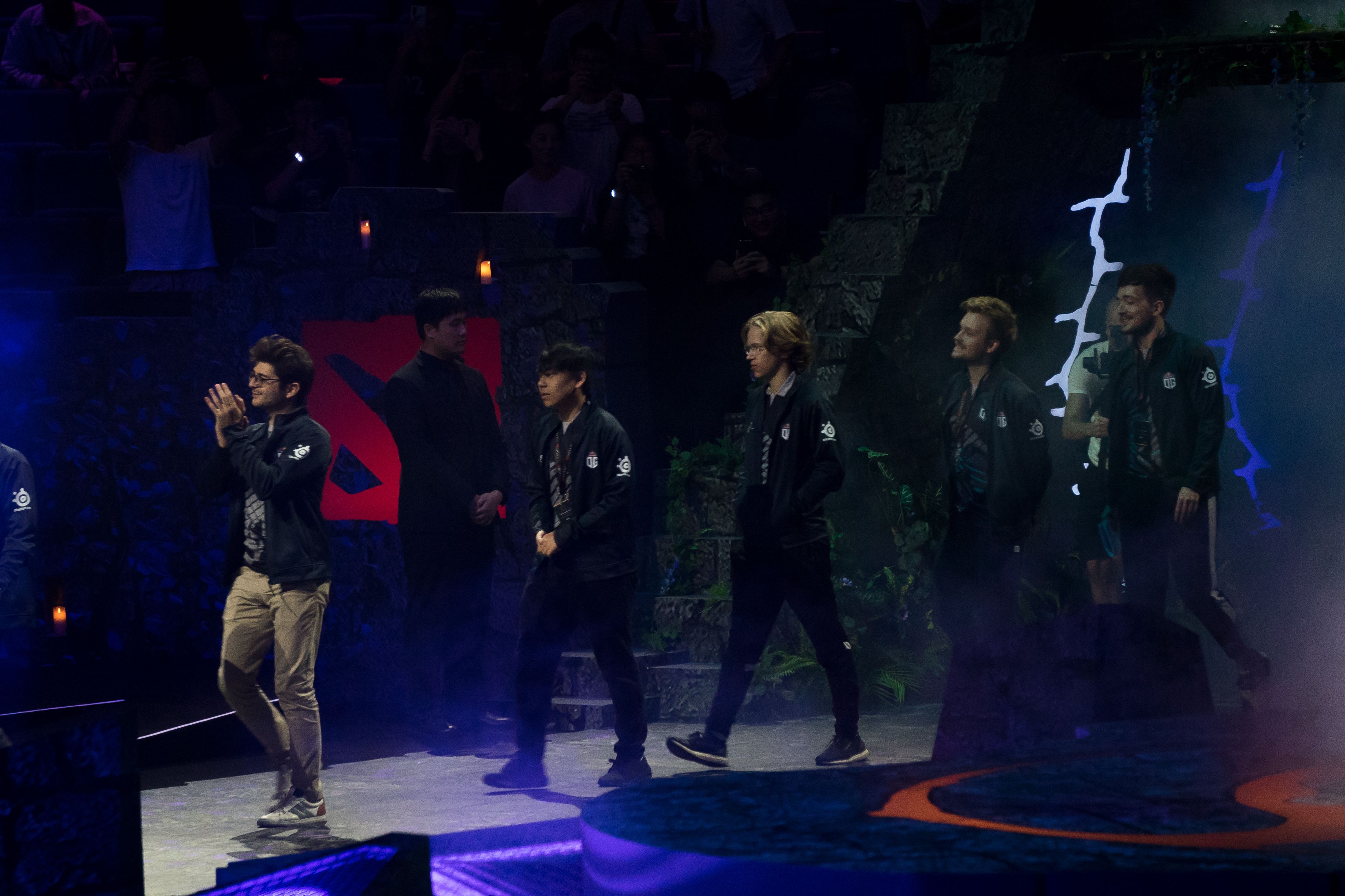 Игроки OG выходят на сцену TI9