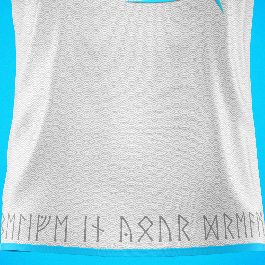 Внизу майки — древние руны, которые расшифровываются как Follow Your Dream, «следуй за своей мечтой».