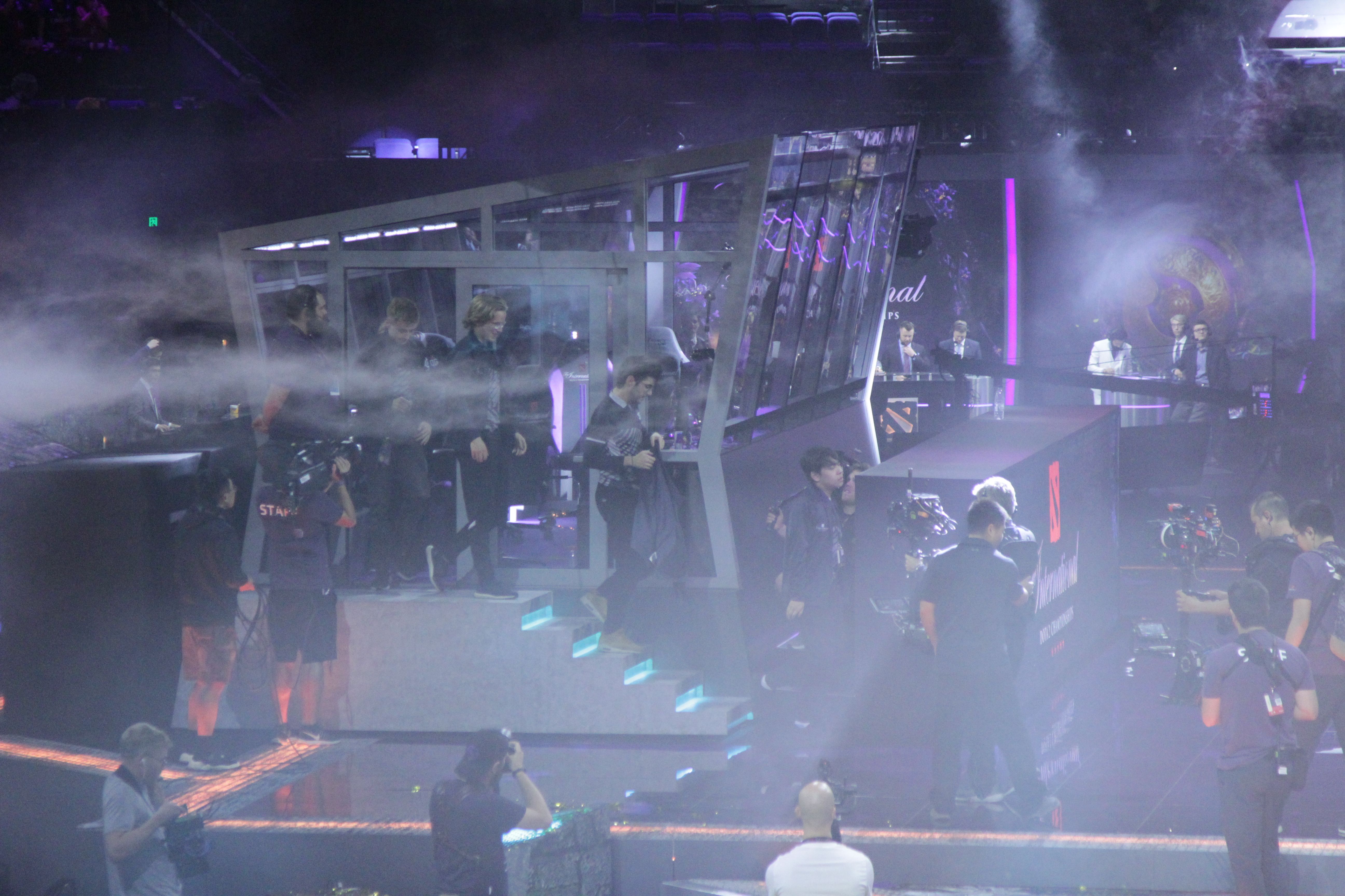 Игроки OG выходят из кабинки после победы на The International 2019