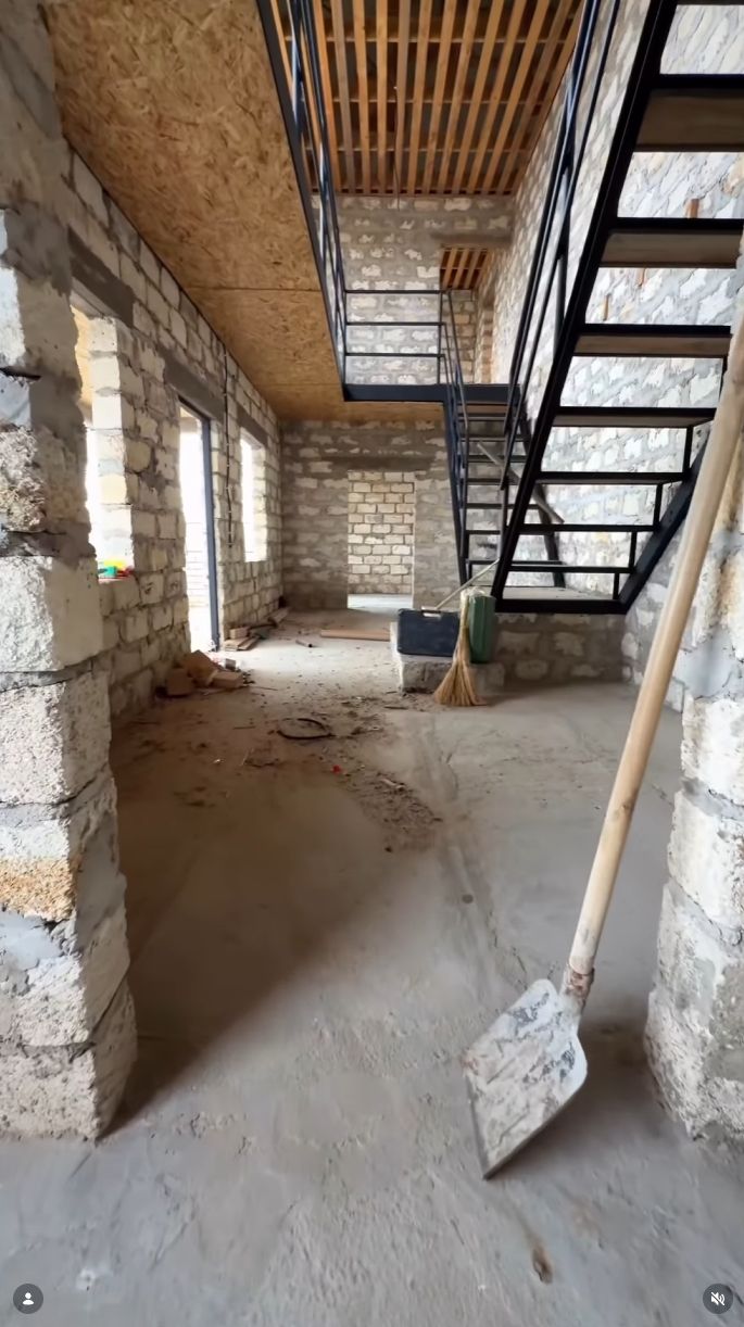 Дом в стиле карты Mansion из CS 1.6 | Источник: канал mansion.aktobe Instagram*