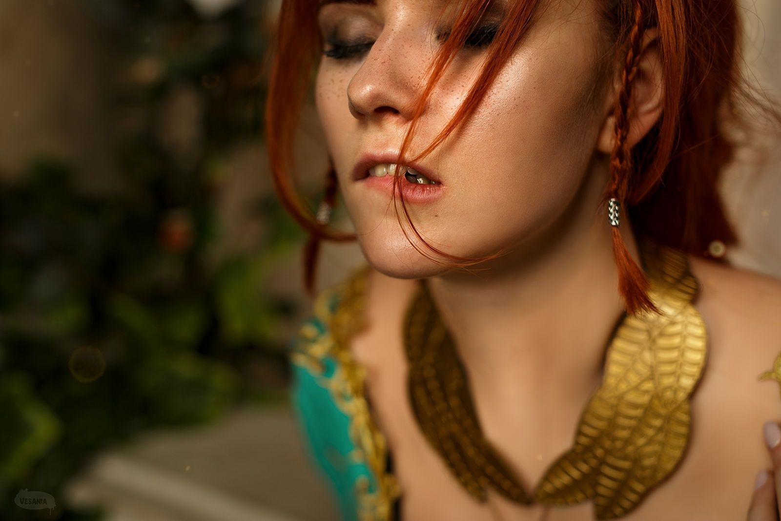 Косплей на Трисс Меригольд в бирюзовом платье с декольте из DLC к The Witcher 3: Wild Hunt. Косплеер: Sokol. Фотограф: VESANIA. Источник: vk.com/sokol_cosplay