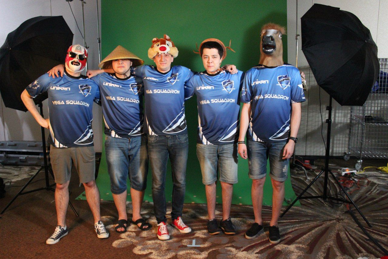 Золотой состав Vega Squadron. Feel old yet?
Слева направо: 9pasha, No[o]ne, Solo, CemaTheSlayer, Mag