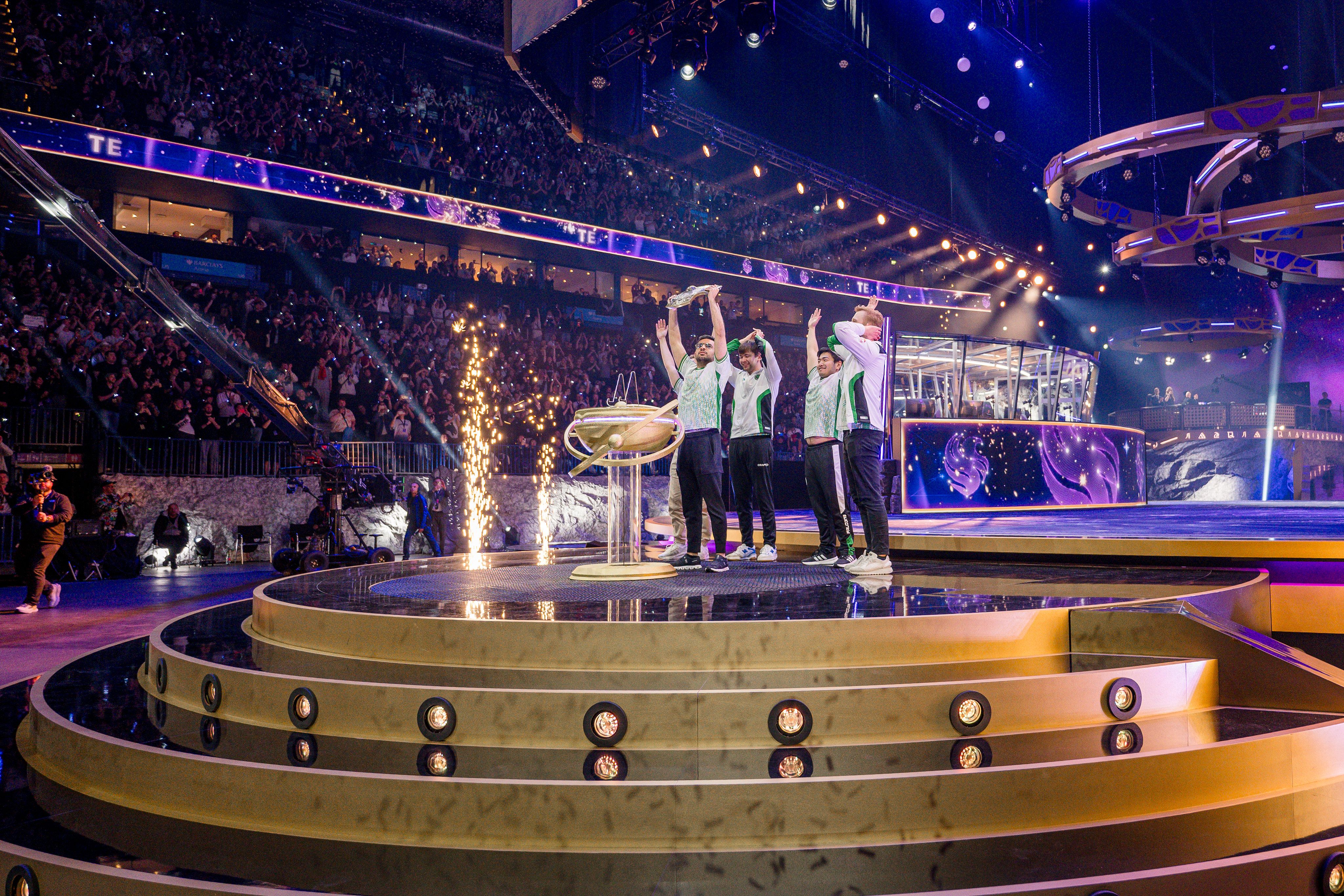 Falcons поднимает Аегис на The International 2025 | Фото: Valve
