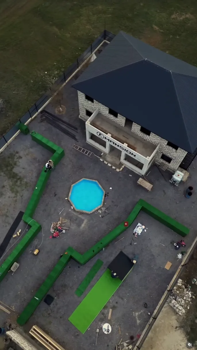 Дом в стиле карты Mansion из CS 1.6 | Источник: канал mansion.aktobe Instagram*