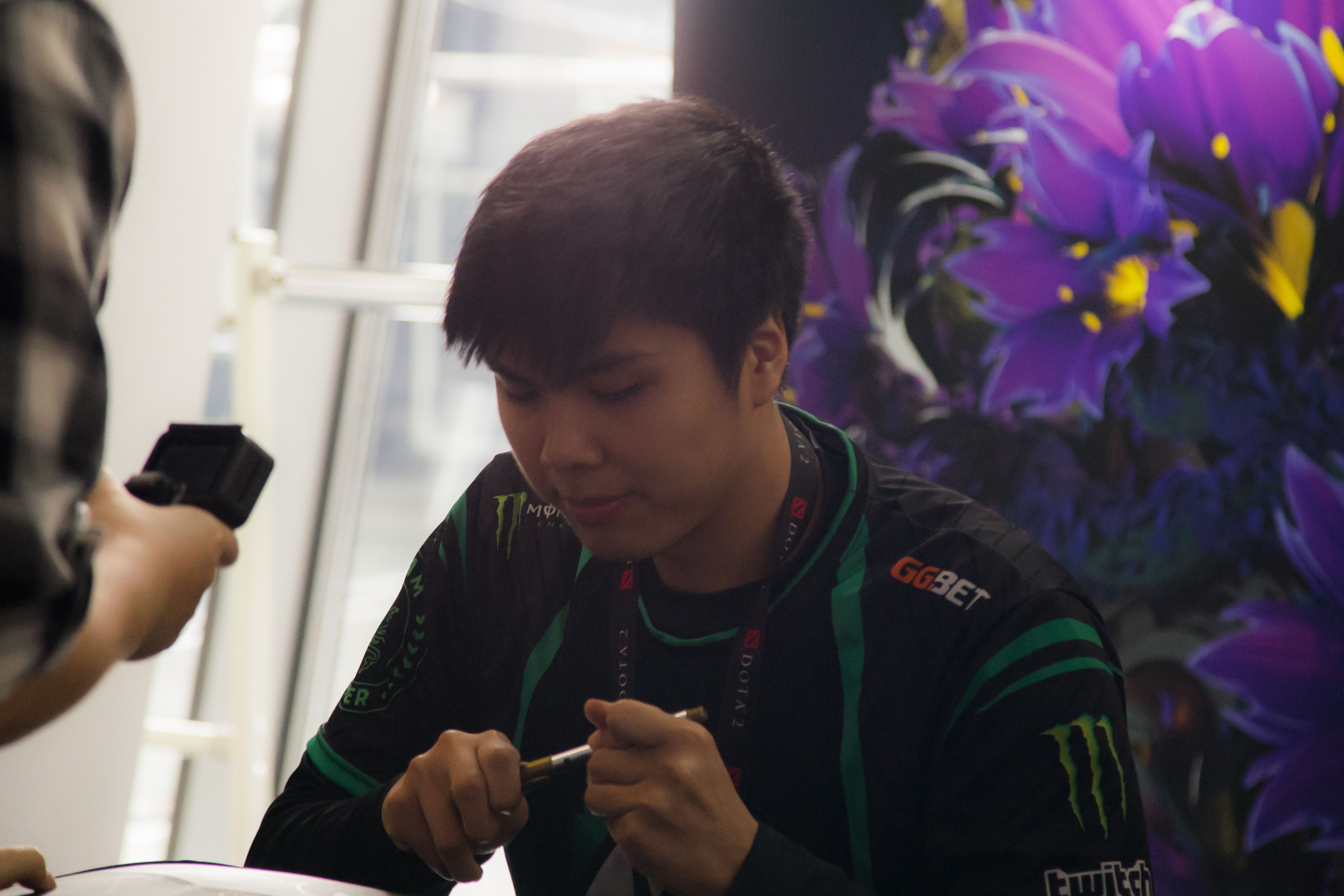 Taiga из Alliance на автограф-сессии TI9