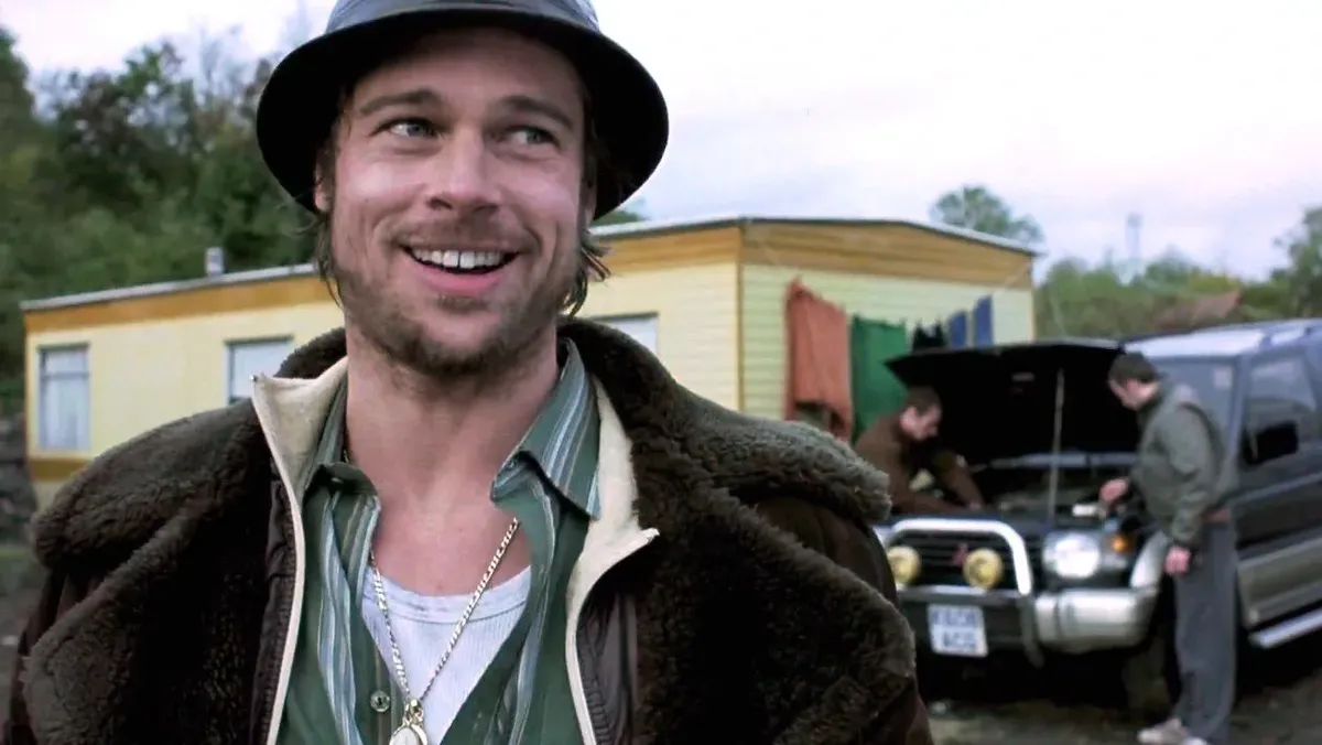 Довольный Брэд Питт из фильма «Большой куш»