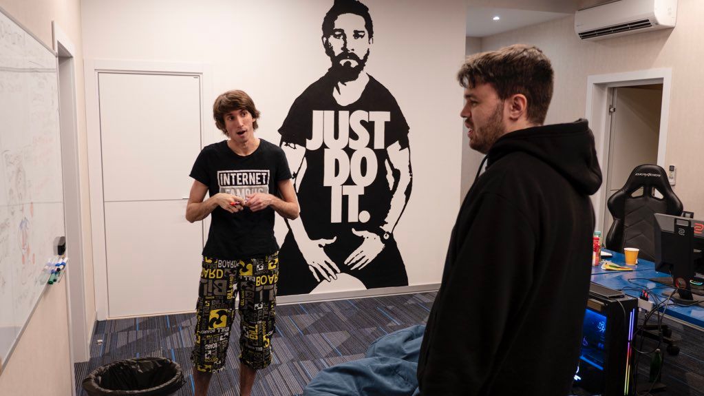 Dendi и KingR
Источник: B8 Esports