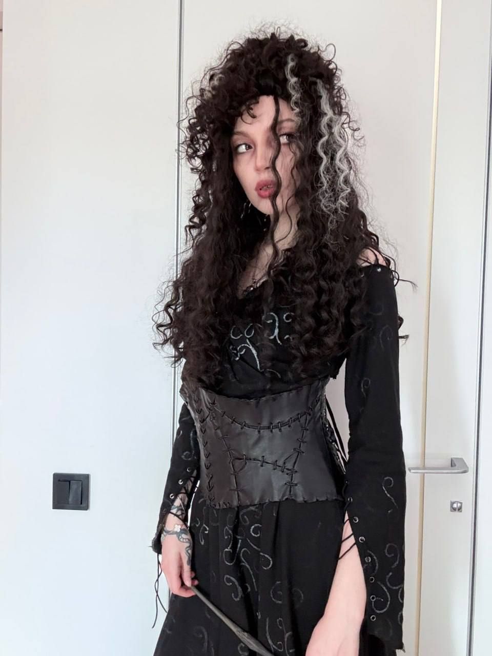 Стримерша by_Owl в образе Беллатрисы Лестрейндж из «Гарри Поттера». Источник: социальные сети стримерши / канал twitch.tv/by_owl