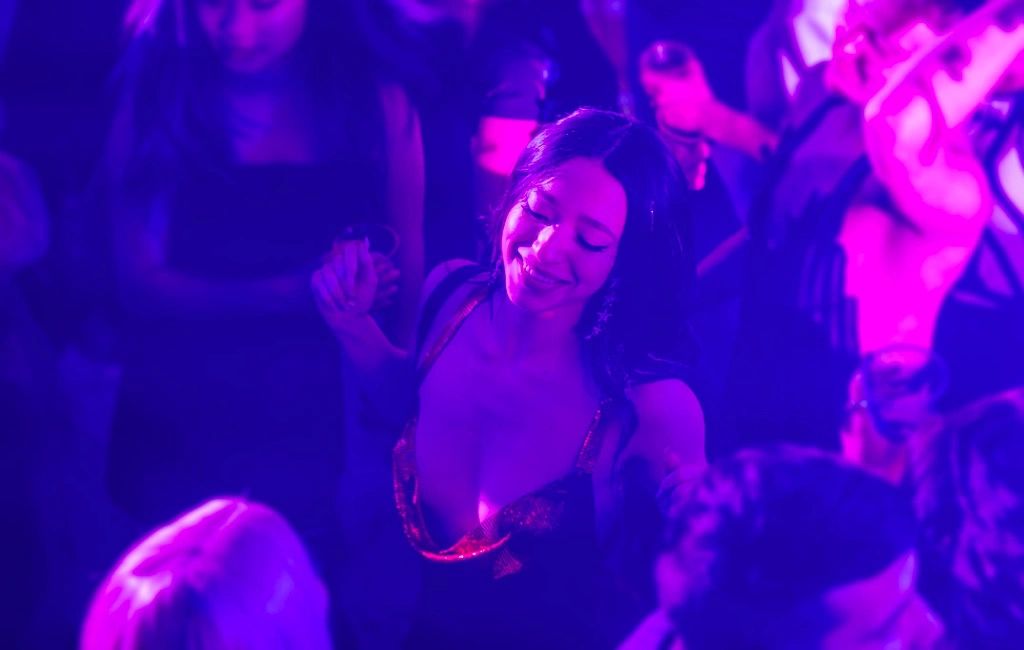 Кадр из фильма «Анора»