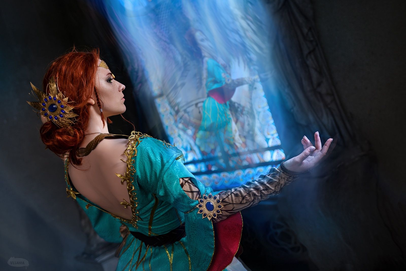 Косплей на Трисс Меригольд в бирюзовом платье с декольте из DLC к The Witcher 3: Wild Hunt. Косплеер: Sokol. Фотограф: VESANIA. Источник: vk.com/sokol_cosplay