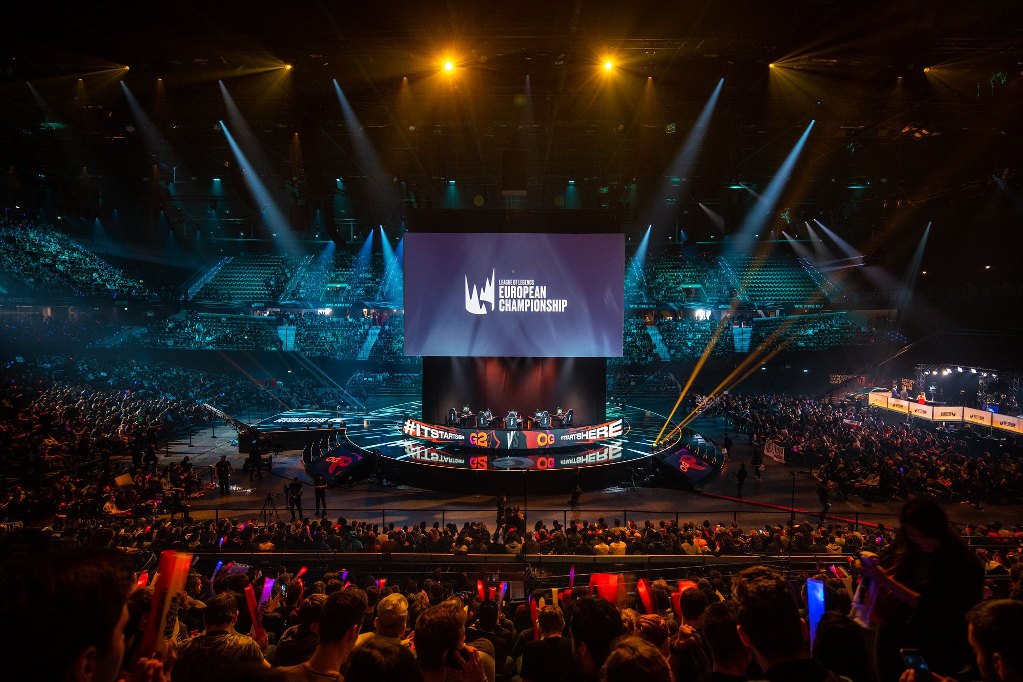 В League of Legends финалы региональных лиг не уступают привычным мейджорам в Dota 2.
Источник: Riot Games