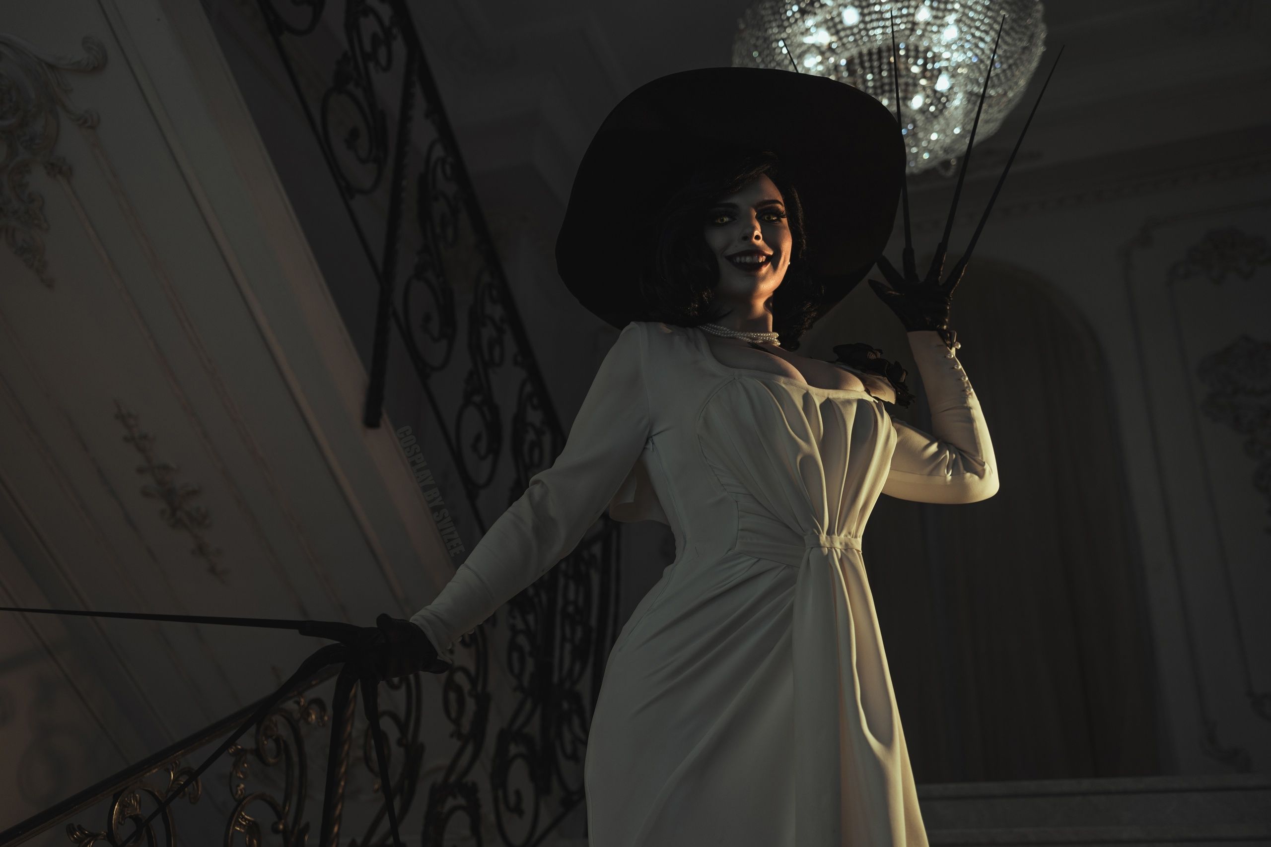 Сногсшибательный косплей на Леди Димитреску из Resident Evil Village. Косплеер: Svizee. Фотограф: Ekaterina Morpheeva Photography. Источник: vk.com/cospsvizee