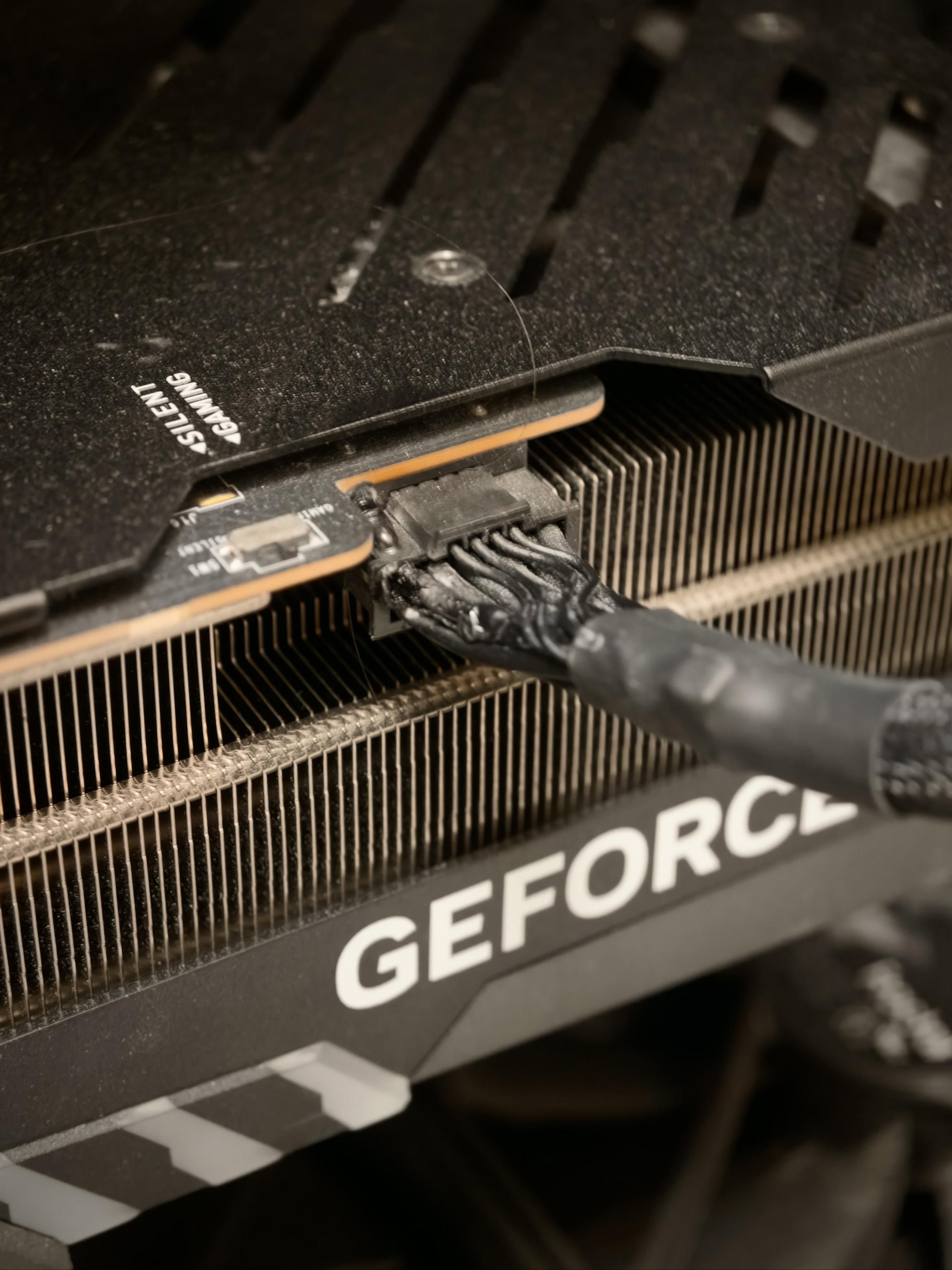 Оплавленный разъём 12VHPWR у RTX 4090 | Источник: VideoCardz