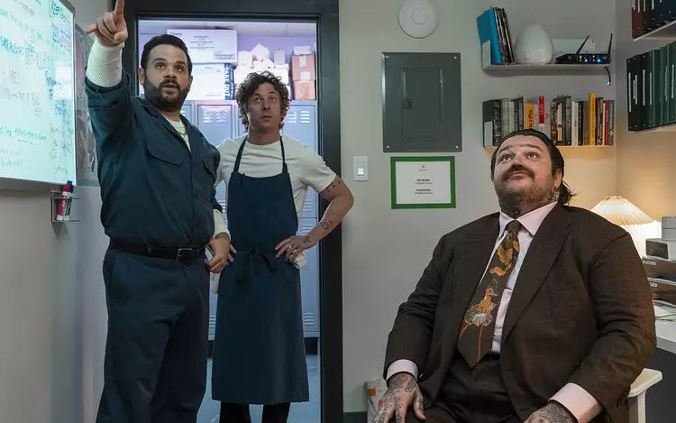 Кадр из сериала «Медведь»