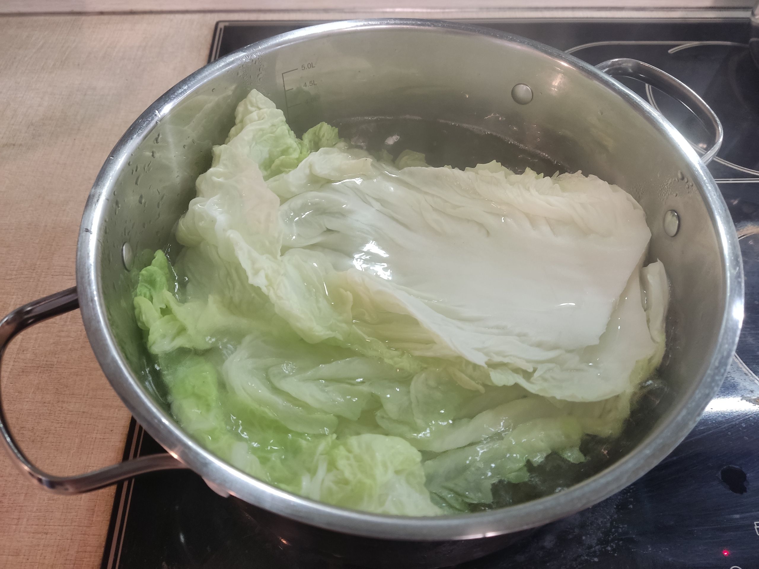 Я взял пекинскую капусту — мне показалось, что её выдающиеся прожилки заменят жировую сетку в попытках изобразить мозг. Правда, толстые части листов лучше заранее утончить, немного срезав ножом — нам это ещё есть.