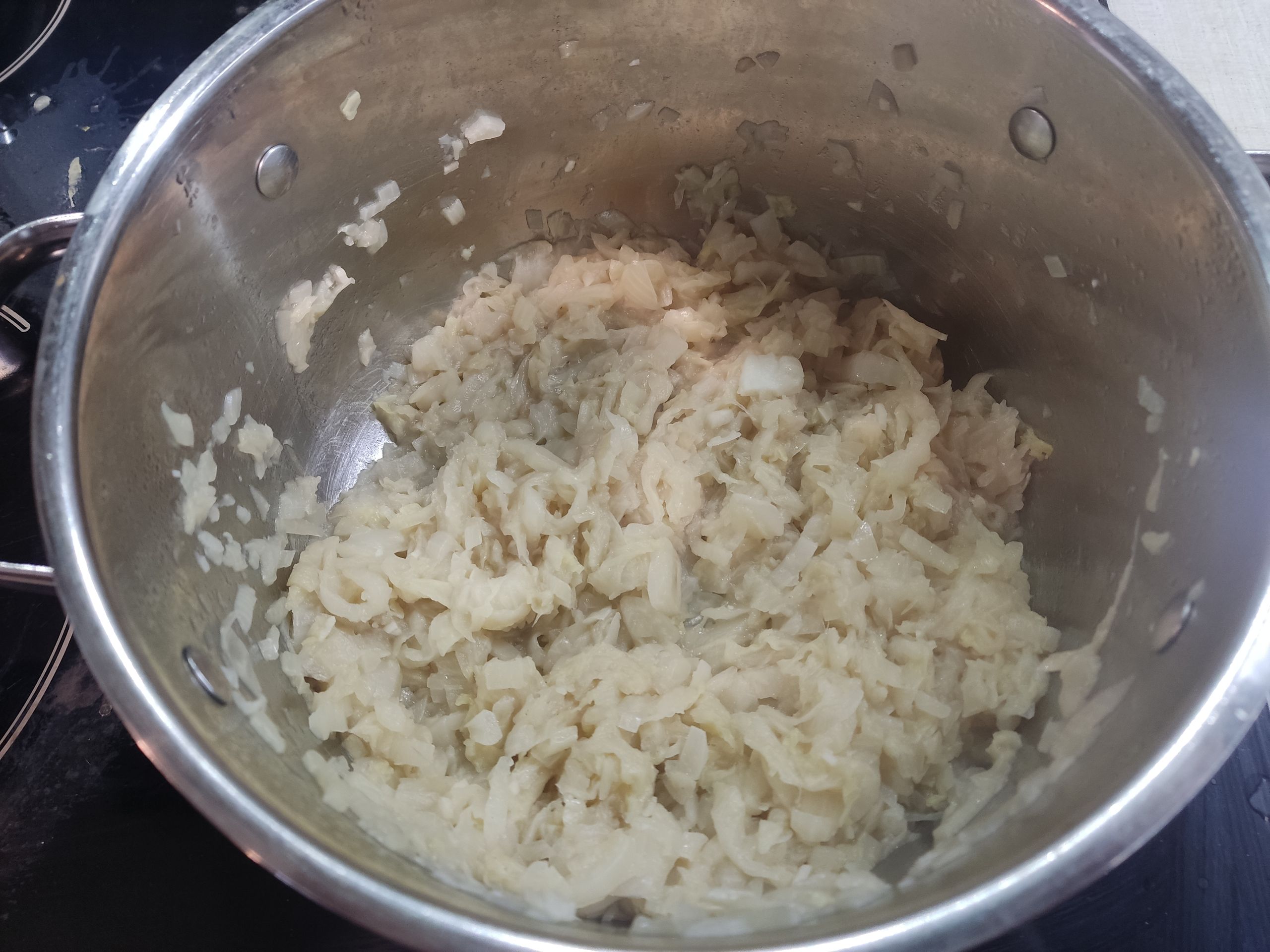 Порцию капусты втушиваем по максимуму, пока прямо не начнёт пригорать.