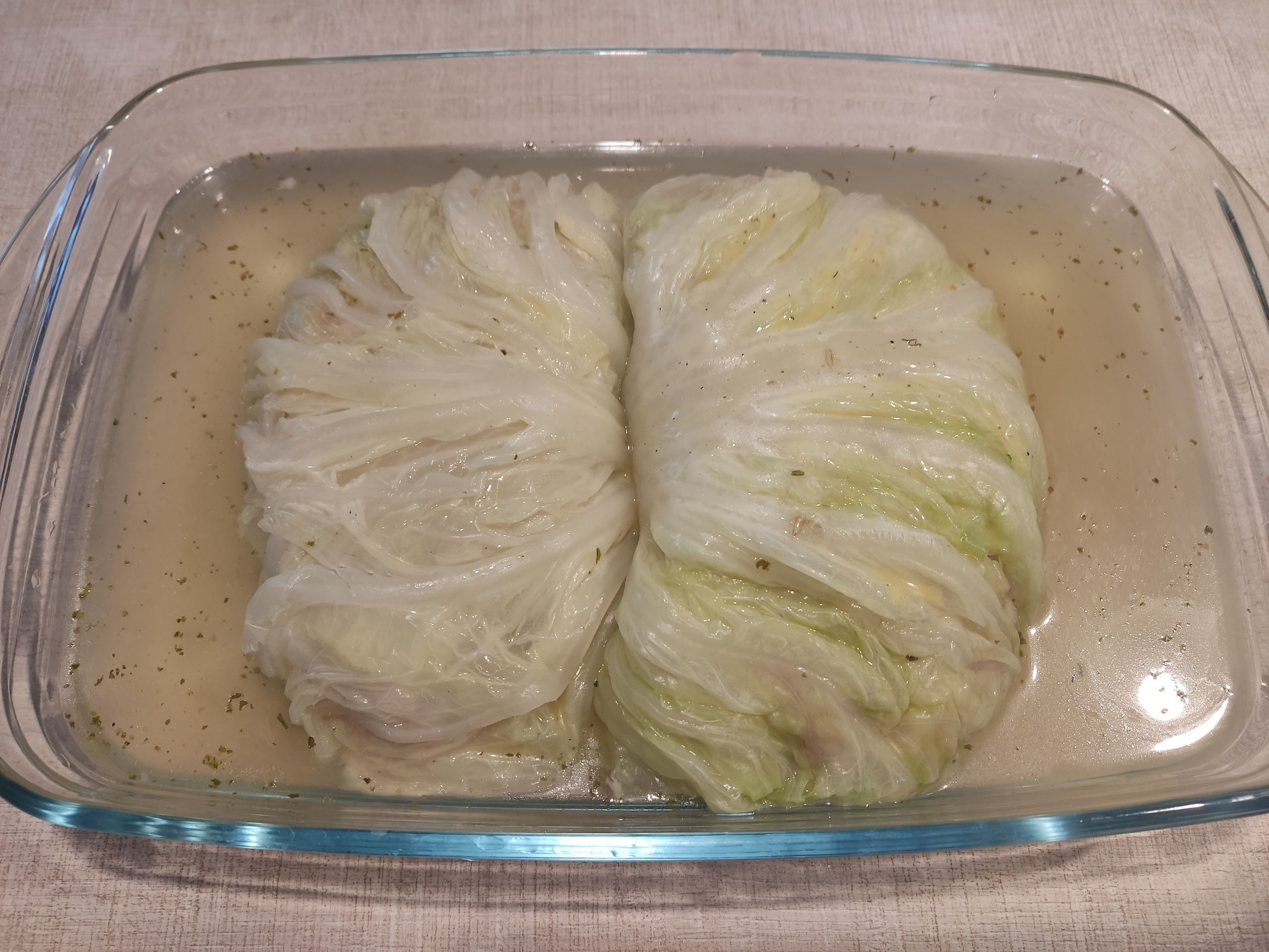 Ну и что это? Два громадных голубца. Как это есть? Разве что делить на порции. Зато хоть на мозги стало похоже...