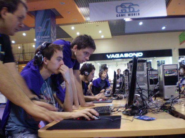 B1ad3 что-то смотрит у тиммейта